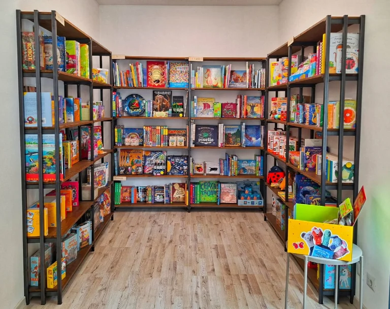 Libri illustrati e scaffali per bambini in libreria