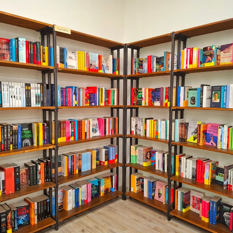 Angolo degli scaffali di narrativa della libreria Parole Dorate