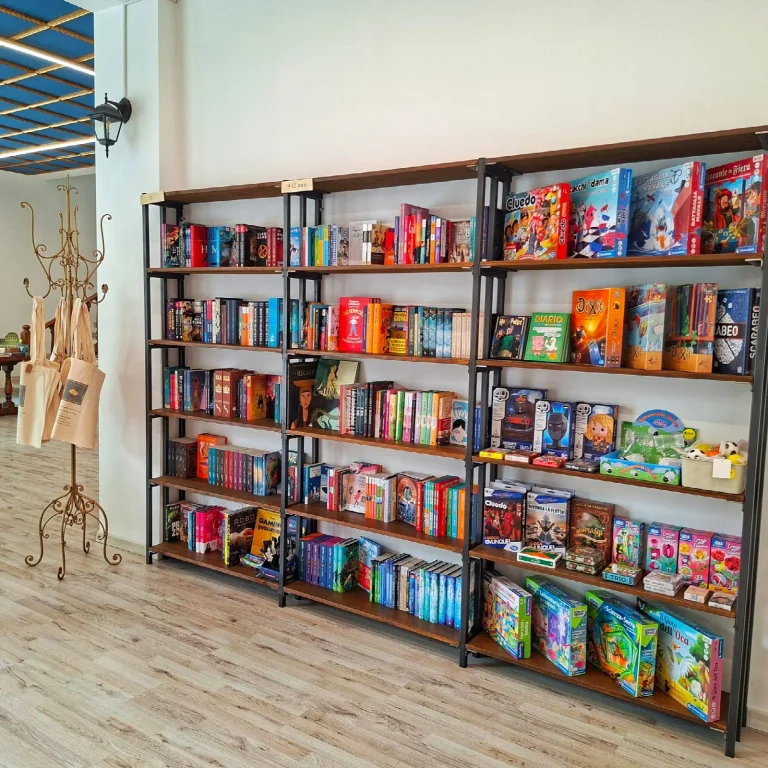 Scaffali con libri e giochi per ragazzi