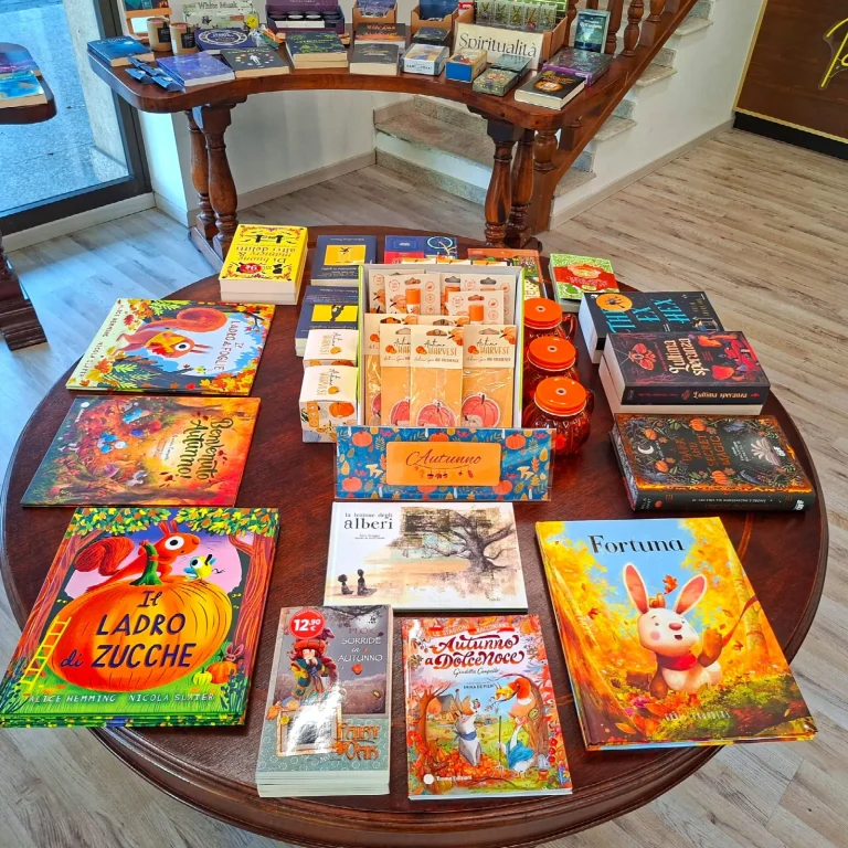 Tavolo dedicato all’autunno con libri e piccoli oggetti